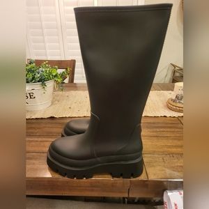NEW IN BOX RAIN BOOTS!